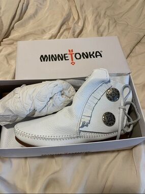NEW with box. Minnetonka White Leather Fringe Moccasin with Concho Buttons
